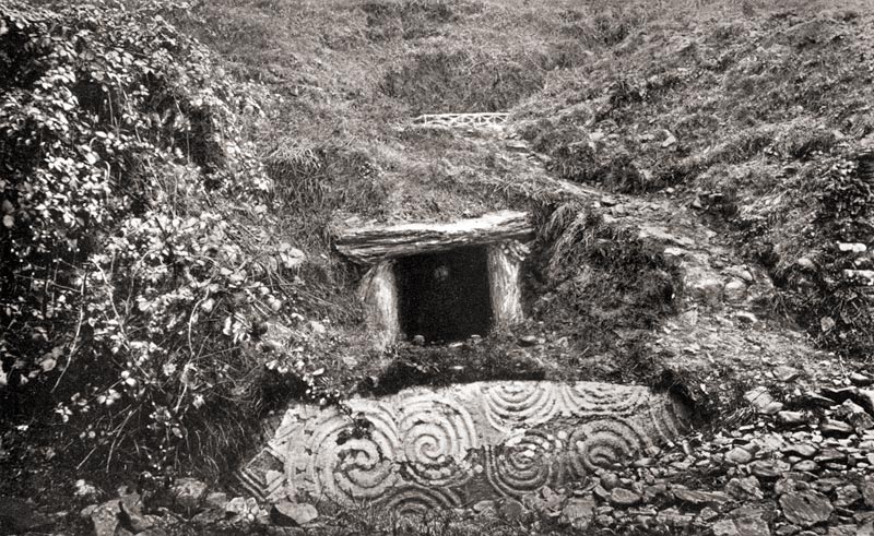 http://www.voicesfromthedawn.com/wp-content/sites/newgrange/moundRoofbox.jpg